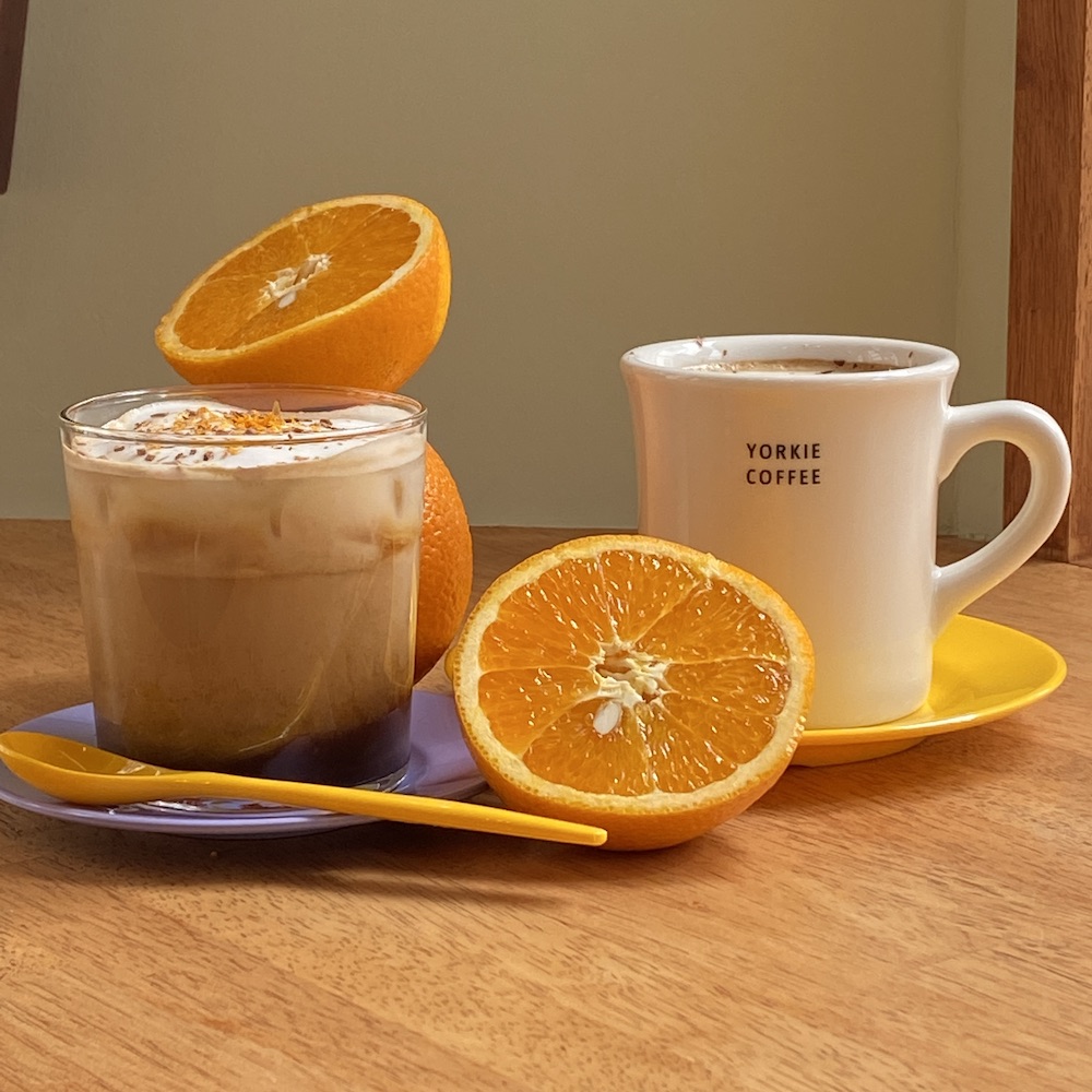 ３月の新作ドリンク「オレンジベルガモットモカ」。チョコレートがコーティングされたオレンジピールが好きな方はマストで試していただきたい！<br>